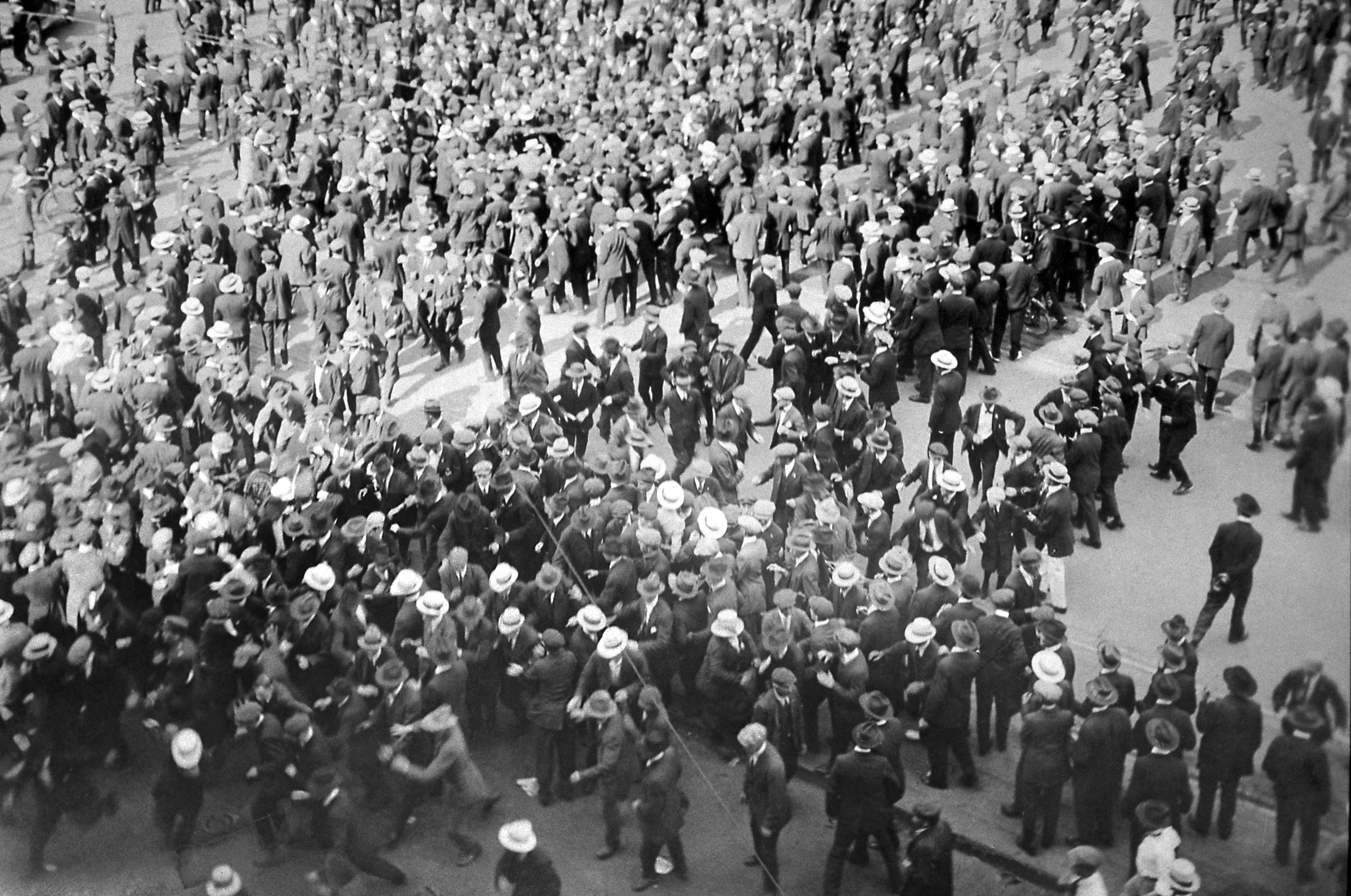 Groups clash on June 14, 1919, during the Winnipeg General Strike. (Foote collection/Archives of Manitoba)