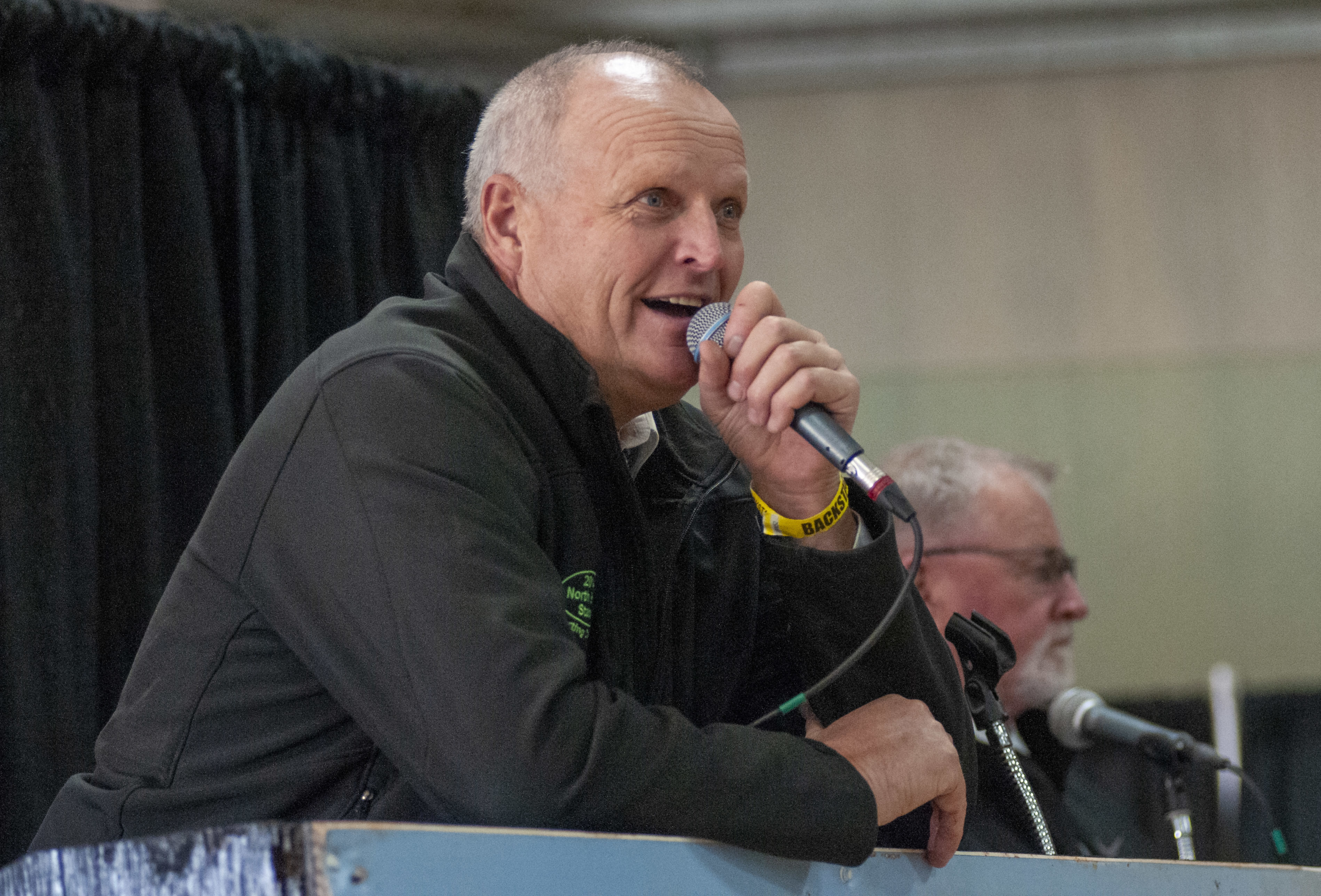 Auctioneer Allison Smith smiles as he communicates with a bidder during the final stages of the sale. (Brian McInnis/CBC)