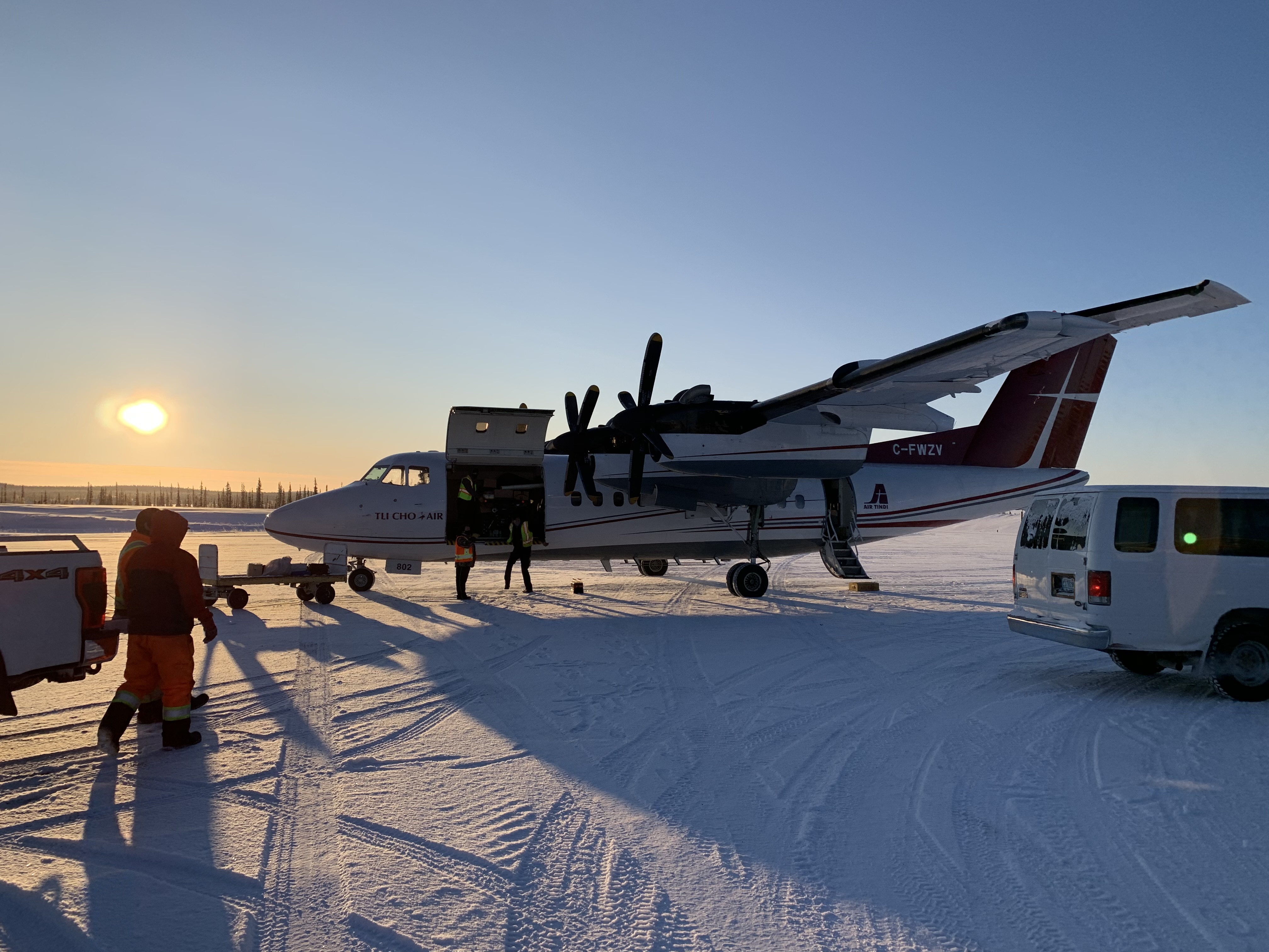 Unloading the flight in Wekweeti (Sidney Cohen/CBC)