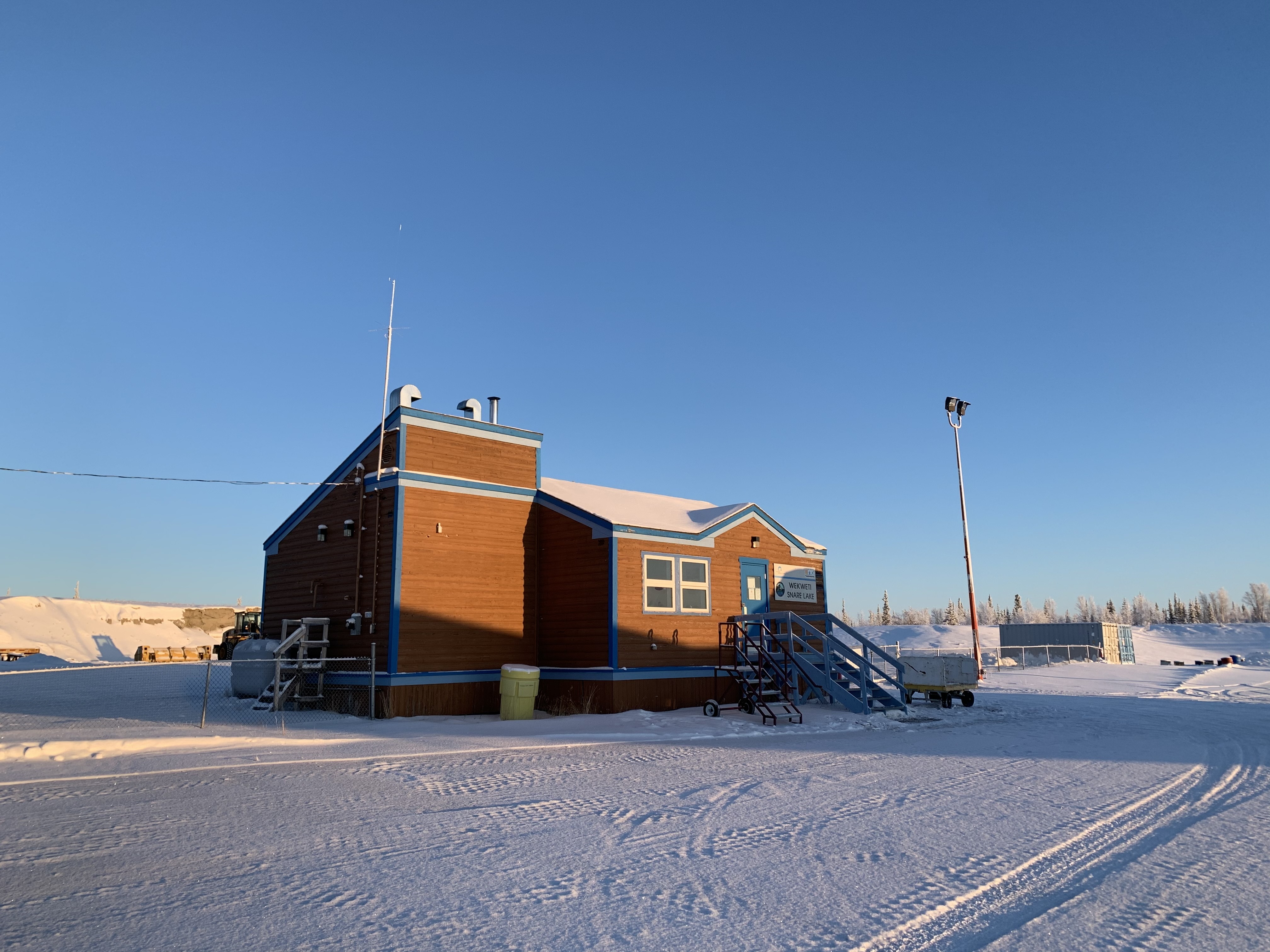 The airport building in Wekweètì, N.W.T., where Air Tindi flies six times a week bringing groceries, building supplies and other essentials. (Sidney Cohen/CBC)