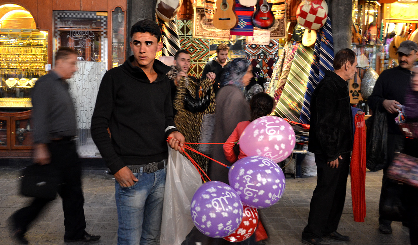 On some streets in Damascus, you might not even know there's a war going on. (Stephanie Jenzer/CBC)