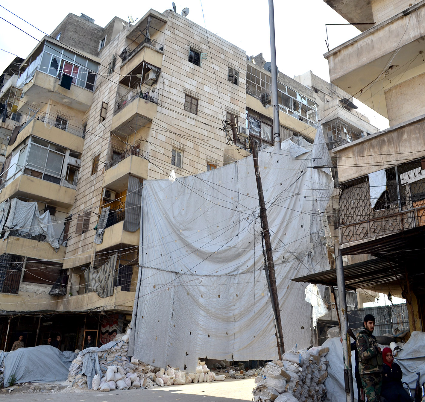 A sniper sheet strung up in an Aleppo neighbourhood. (Stephanie Jenzer/CBC)