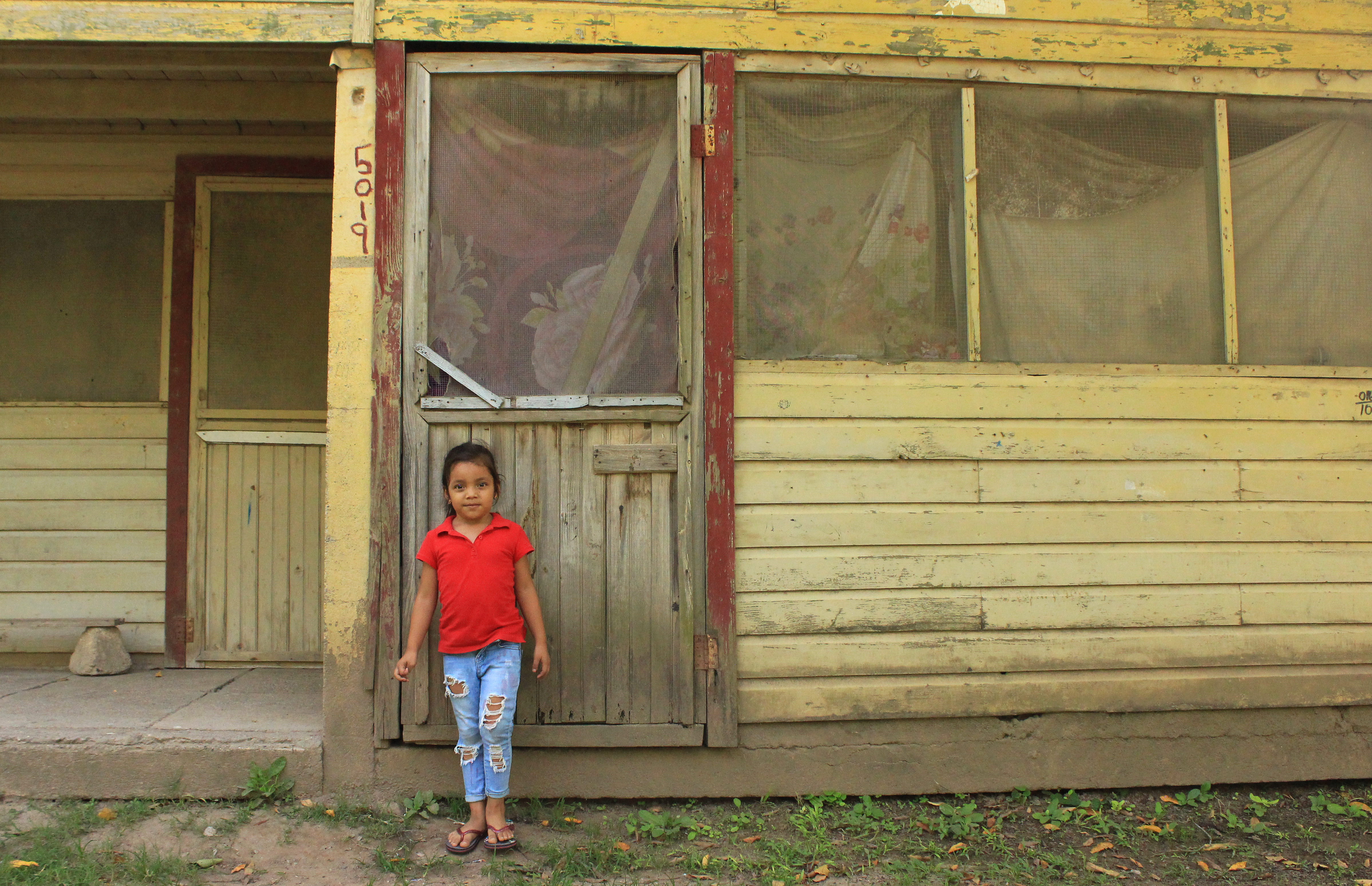 Some farmers and their families, like six-year-old Camila Sofía Martínez Bonilla, are still living in the barracks that line the northern coast of Honduras. (María José Burgos/CBC)