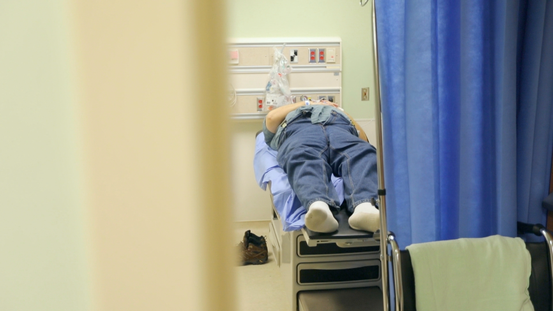 Sometimes, patients waiting in the ED are on beds in private rooms. Other times, they’re stuck on stretchers in the brightly-lit hallways. (Paul Borkwood/CBC News)