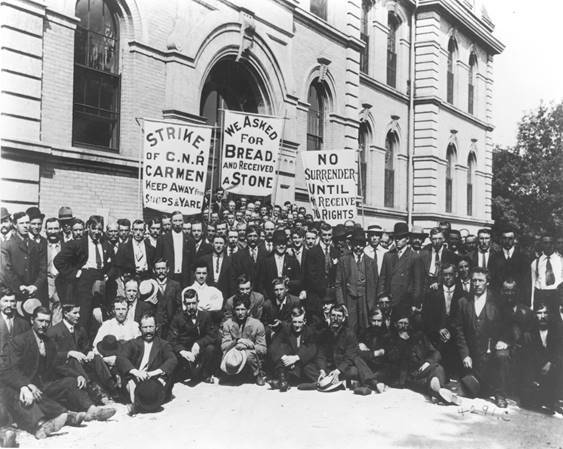 Striking Canadian National Railway carmen demonstrate at the legislature in 1914. (Foote collection/Archives of Manitoba)