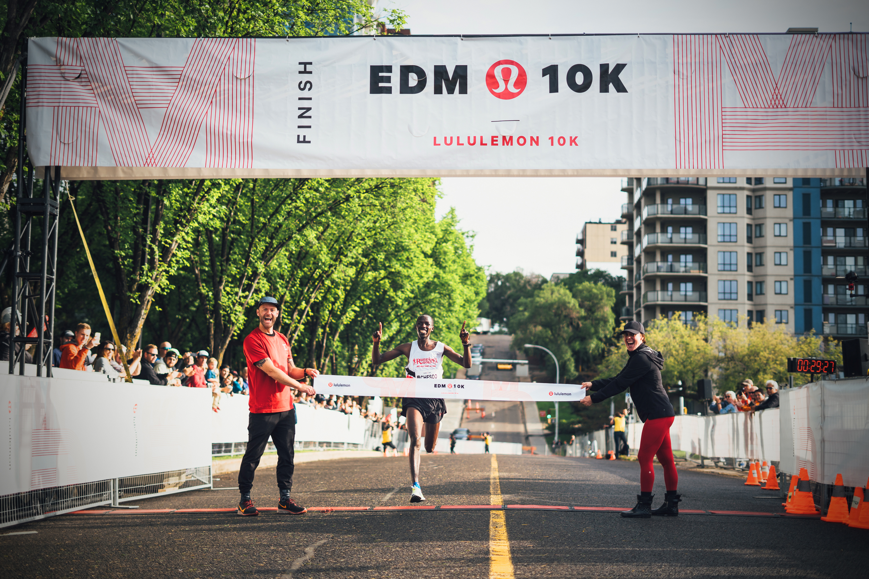 Chesoo crosses the finish line at the Lululemon Edmonton 10K with ease. (Des Iles/Canada Running Series)