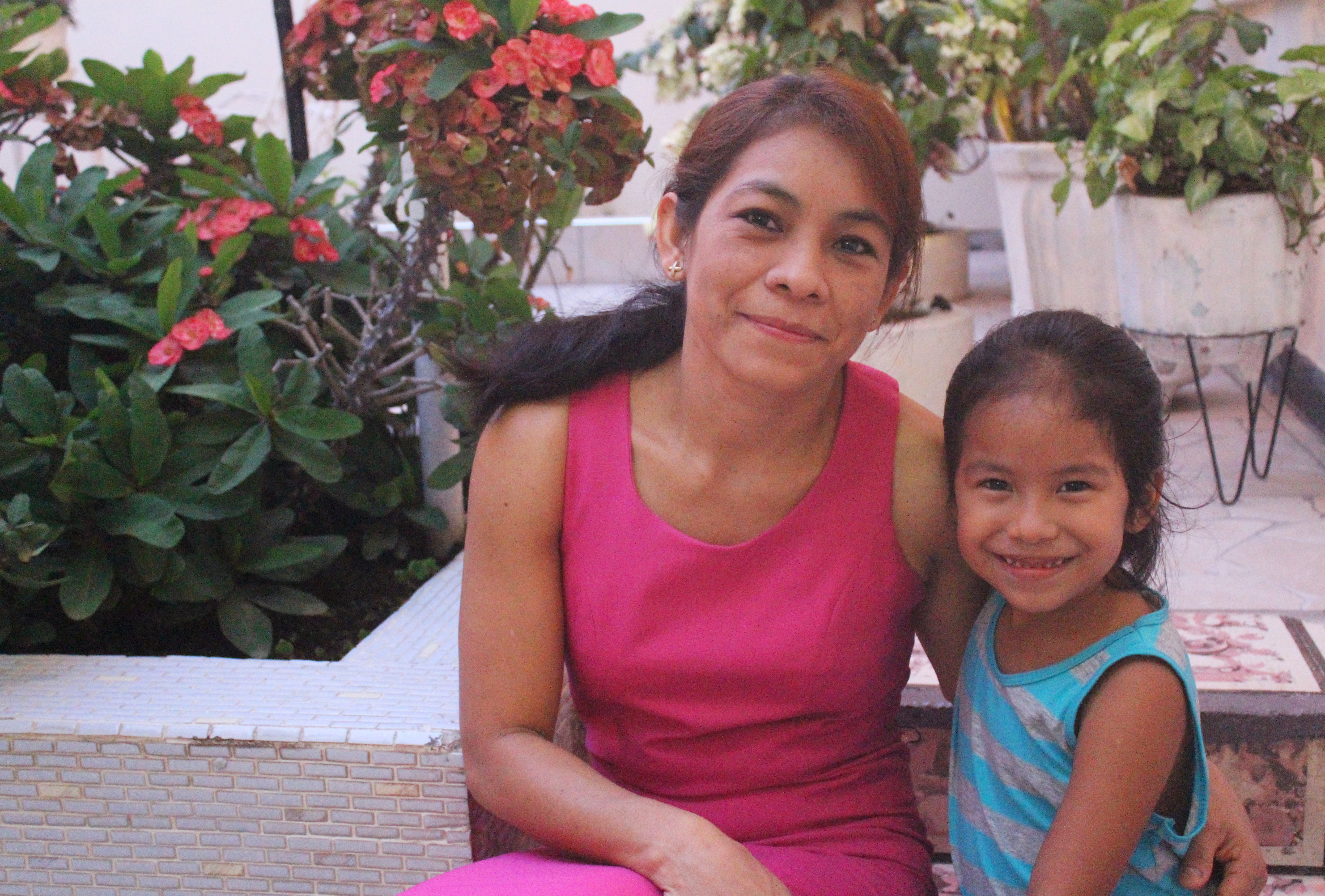 María Sánchez, here with her five-year-old daughter, Jessica, left her small farming town to find work in the capital. Three of her brothers went to the U.S. illegally. (María José Burgos/CBC)