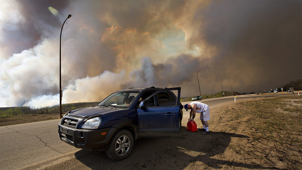 Scenes from the evacuation of Fort McMurray. (Brian Langton, Jason Franson/Canadian Press)