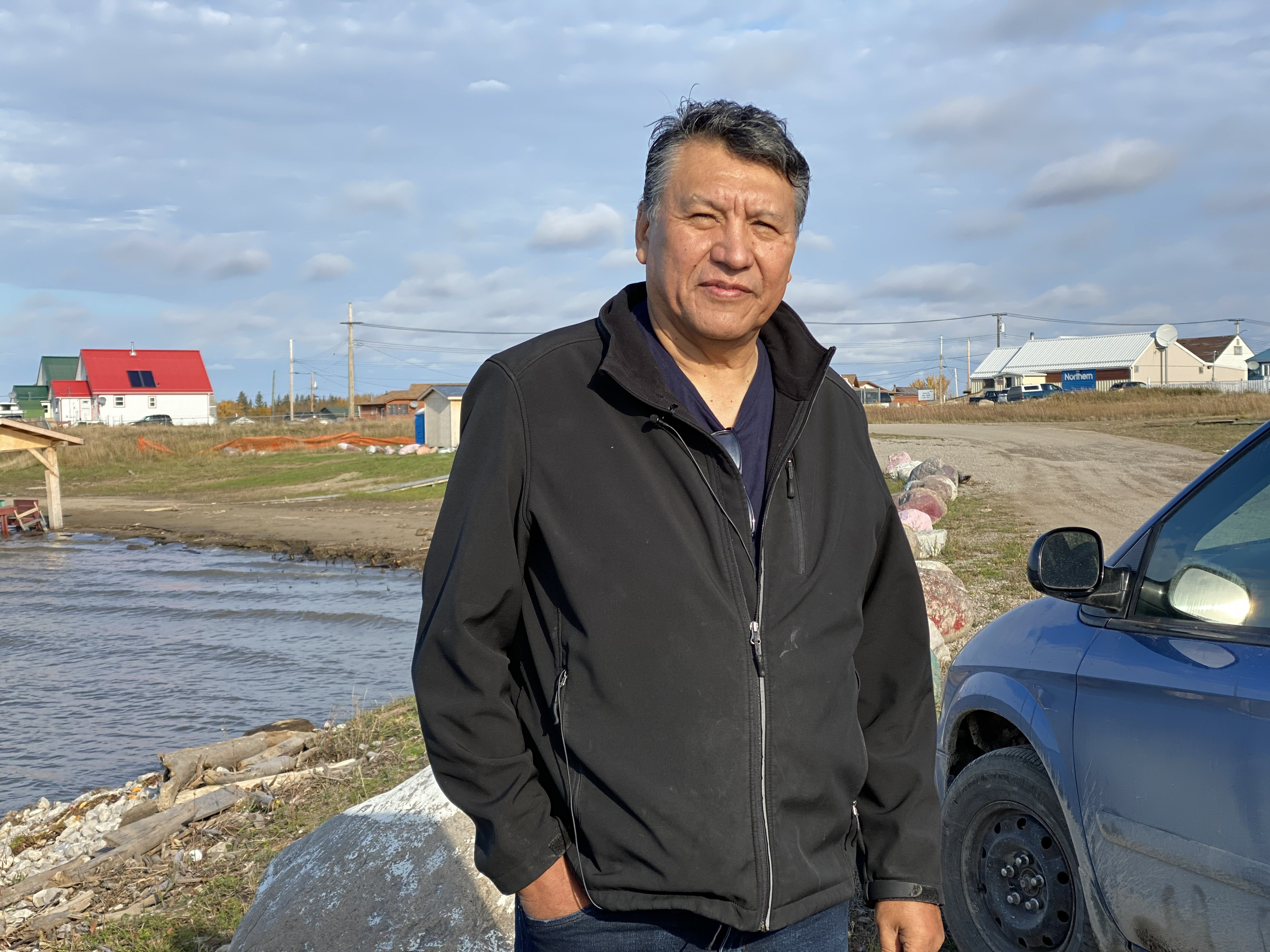 Wilfred Simon holds counselling sessions in Fort Resolution from the front seat of his van. (Graham Shishkov/CBC)