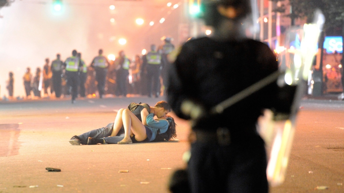 Scott Jones kisses Alex Thomas in a photo that went viral in the aftermath of the riot. (Rich Lam/Getty Images)