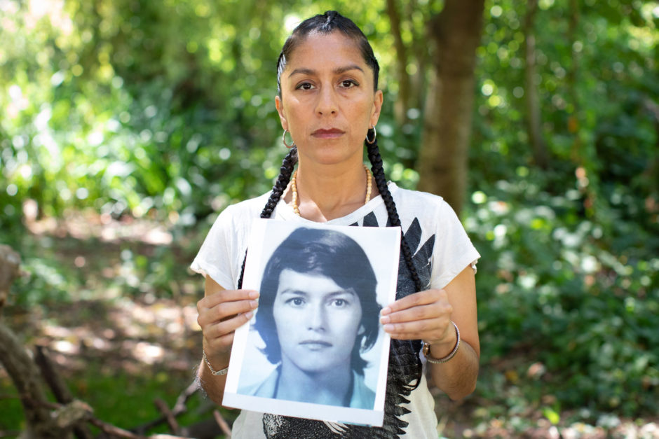 Wendy Mendez, holding a picture of her missing mother. (Maggie MacPherson/CBC)