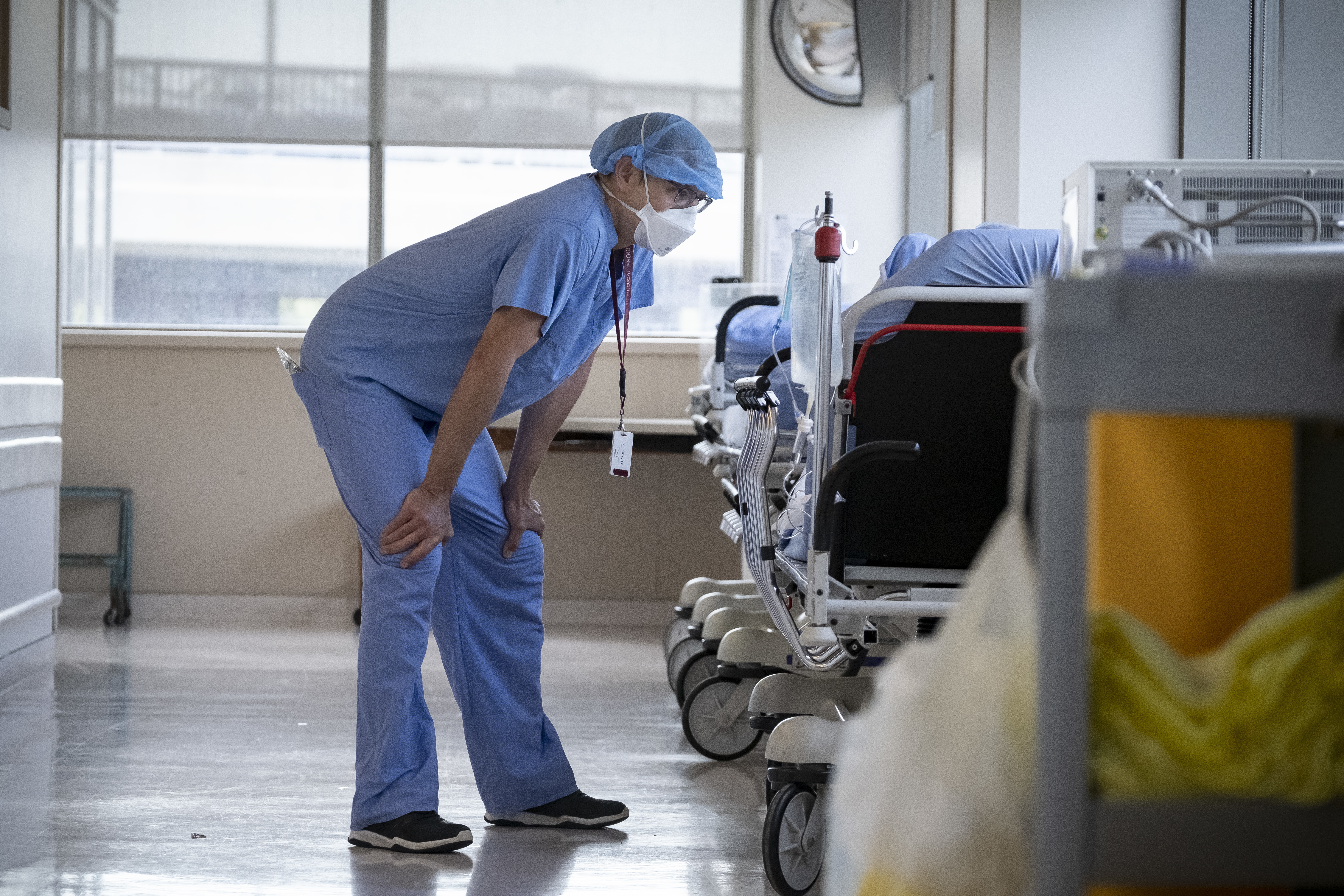 Anesthesiologist Rolf Gronas checks in on a patient. (Evan Mitsui/CBC)