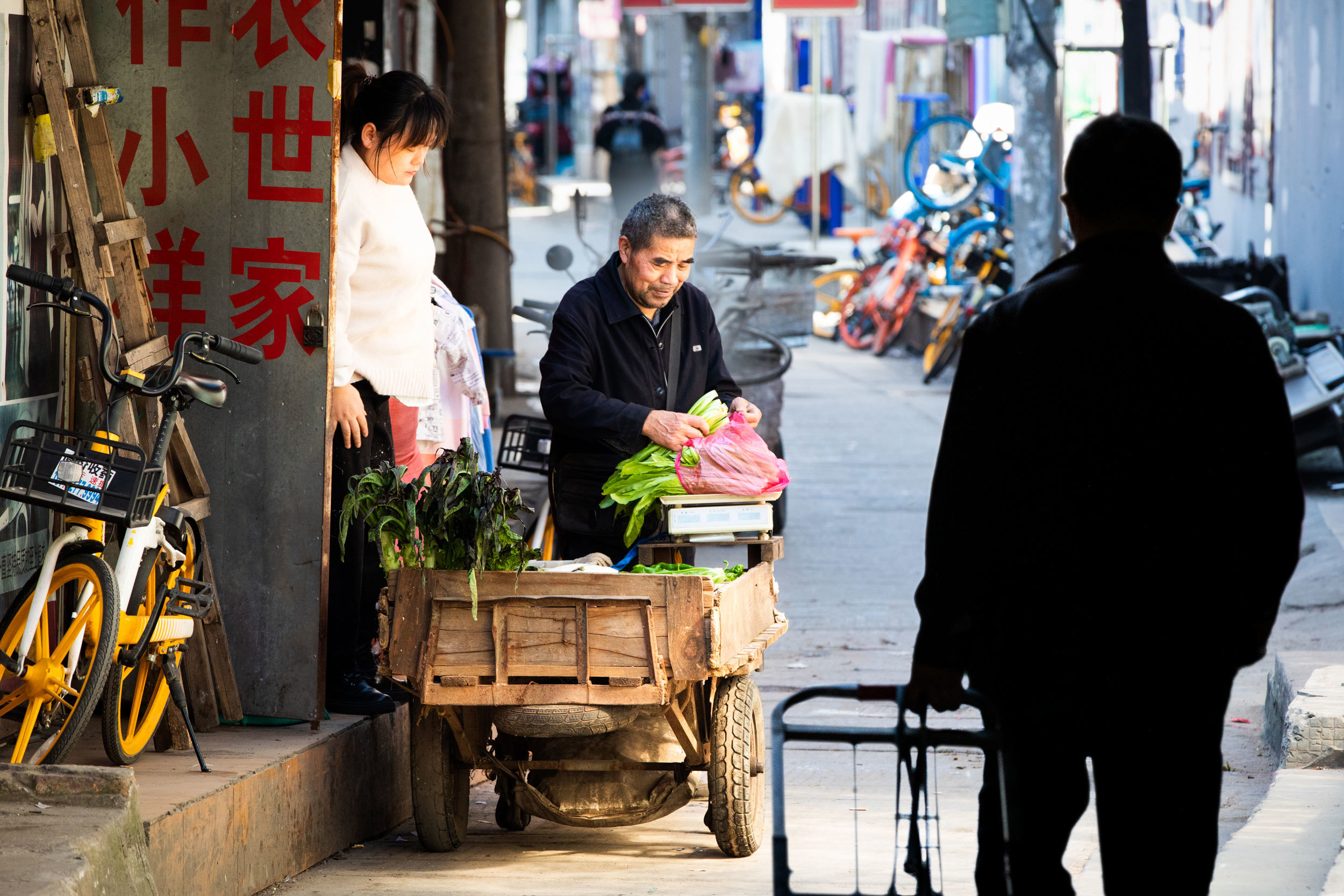 Restaurants and street kiosks are serving up Wuhan’s famous breakfasts, lunches and fried noodles again. While masks seem like a forgotten relic in the back lanes of the city's garment district, there are still signs of anxiety about COVID-19. (Saša Petricic/CBC)