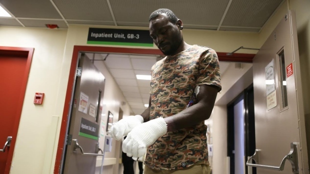 In crossing the border from North Dakota into Manitoba, Seidu Mohammed suffered severe frostbite and later ended up losing his fingers. (Austin Grabish/CBC)