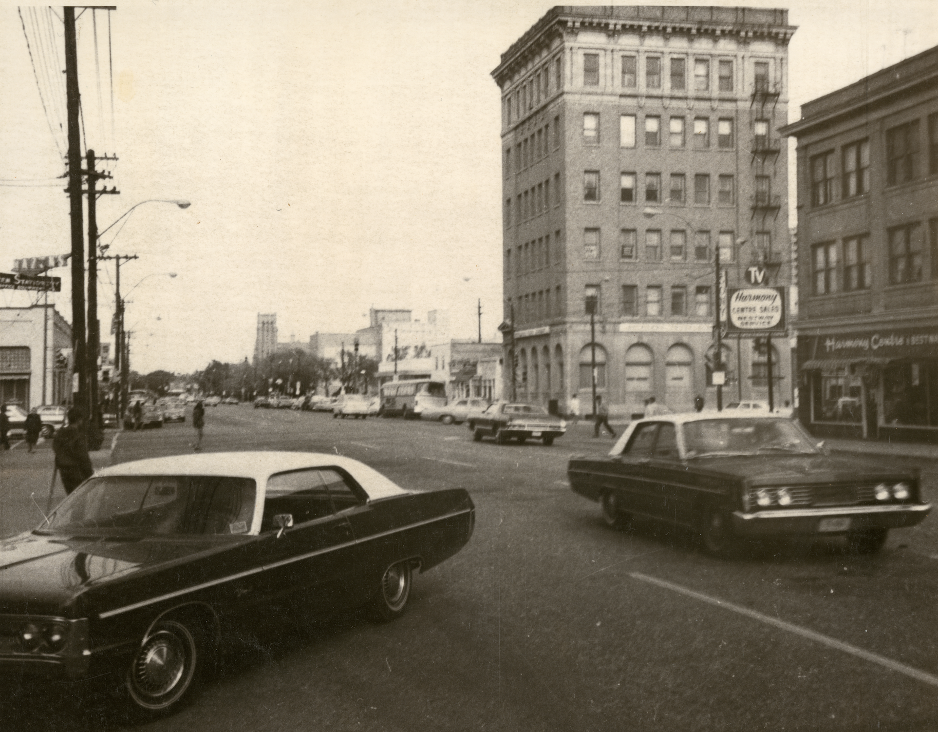 The Norfolk/Standard Trust building, looming over Third Avenue North, was an early casualty for Saskatoon heritage preservationists. (Saskatoon Public Library Local History Room; item PH-2017-73-126) 