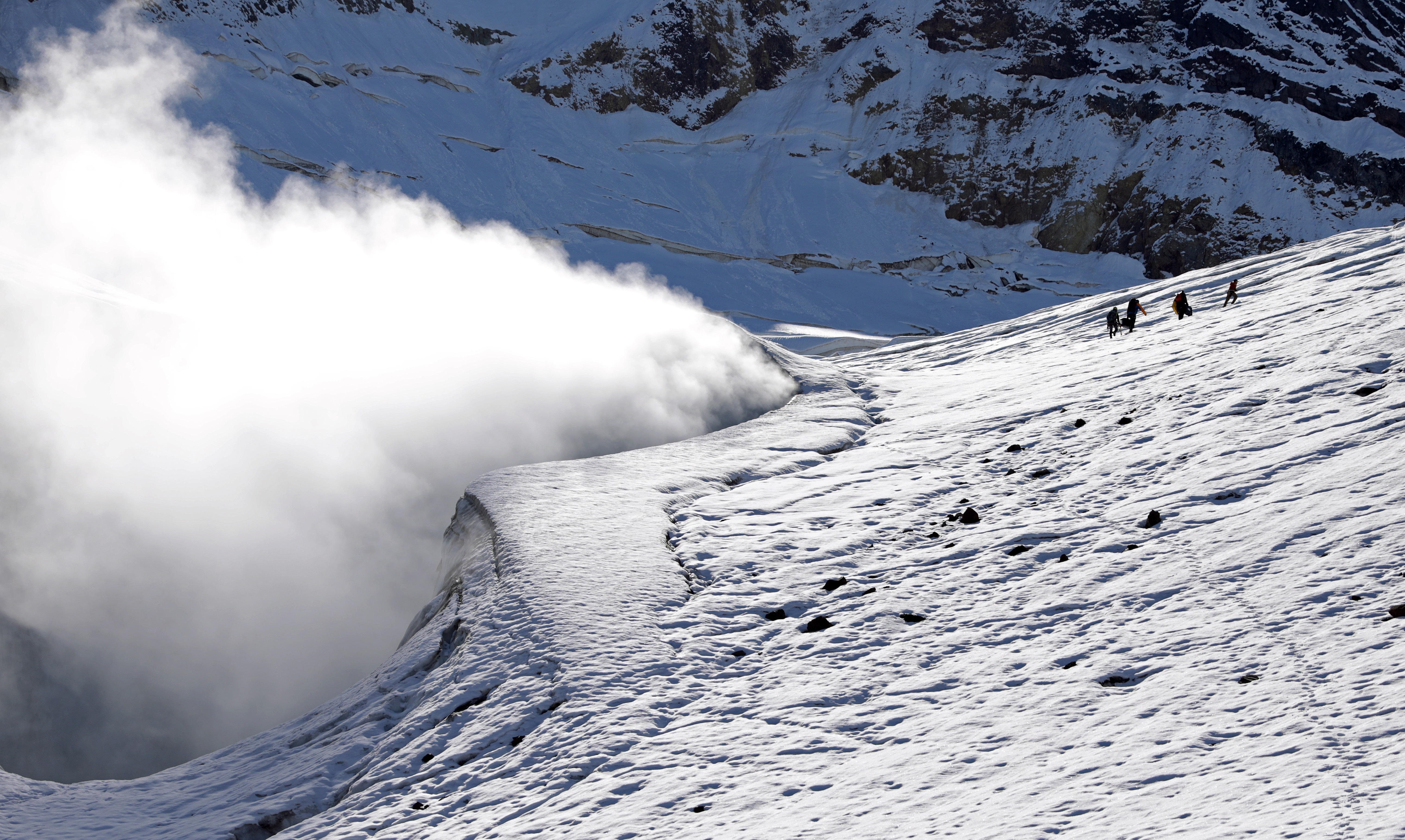 Mount Meager's increasing instability calls for 24-hour, all-season monitoring and alarm systems to warn of landslides or even an eruption, Williams-Jones says. (Chris Corday/CBC)