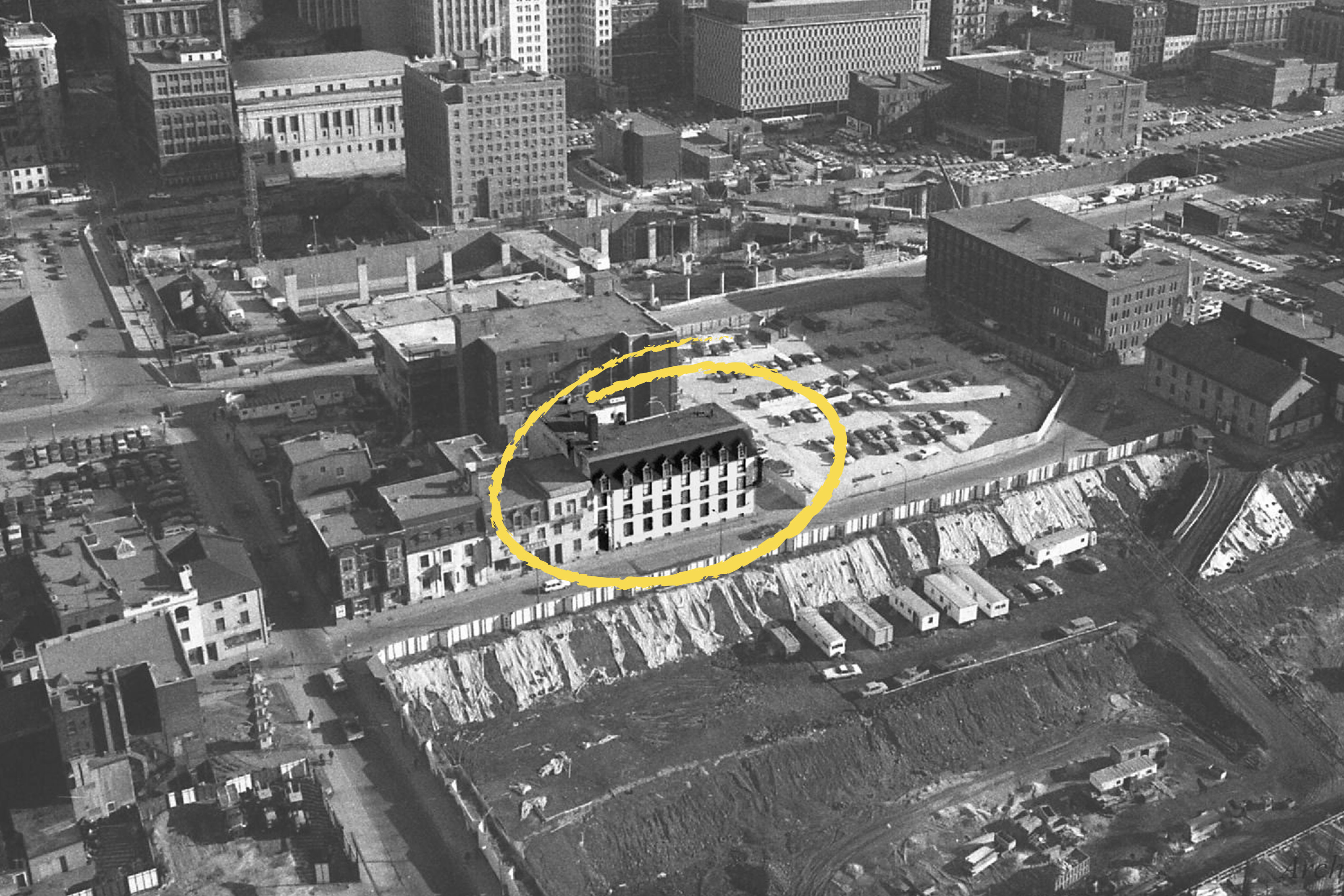 The Wings factory, at the corner of Rue De La Gauchetière Ouest and Rue Côté, is the oldest continuously running business in Chinatown. Over the years, the neighbouring buildings have been razed for the Montreal Convention Centre and the Guy-Favreau complex.